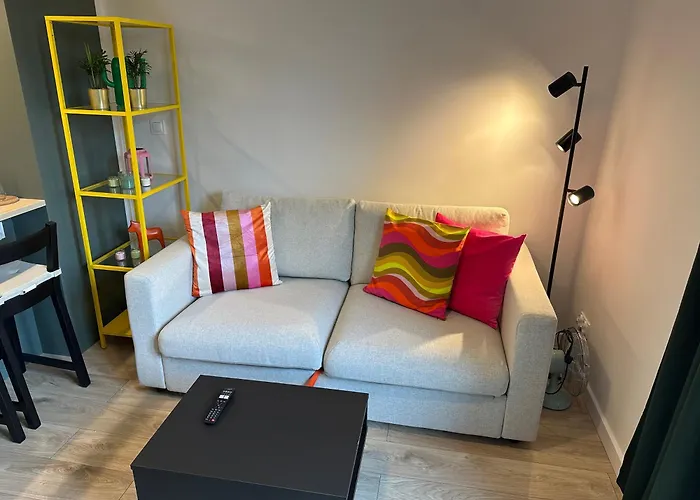 Charming Boulevard Apartment *