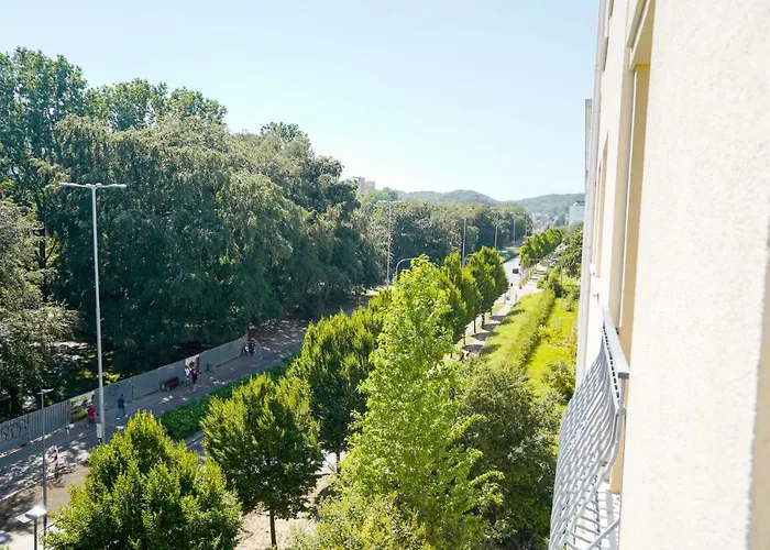 Charming Boulevard Apartment *